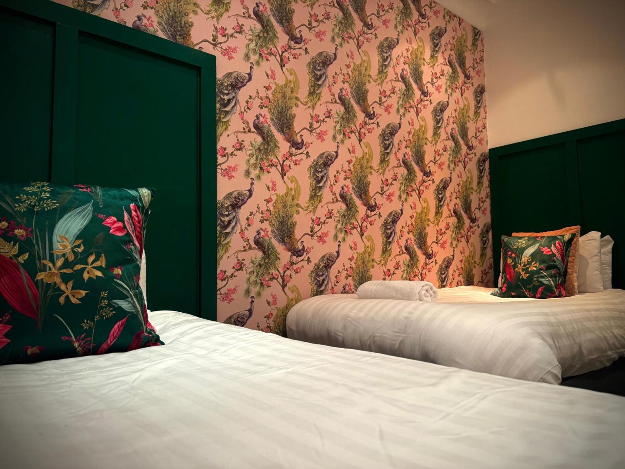 Holiday home Sleeps10-parking-garden-hottub-petfriendly *