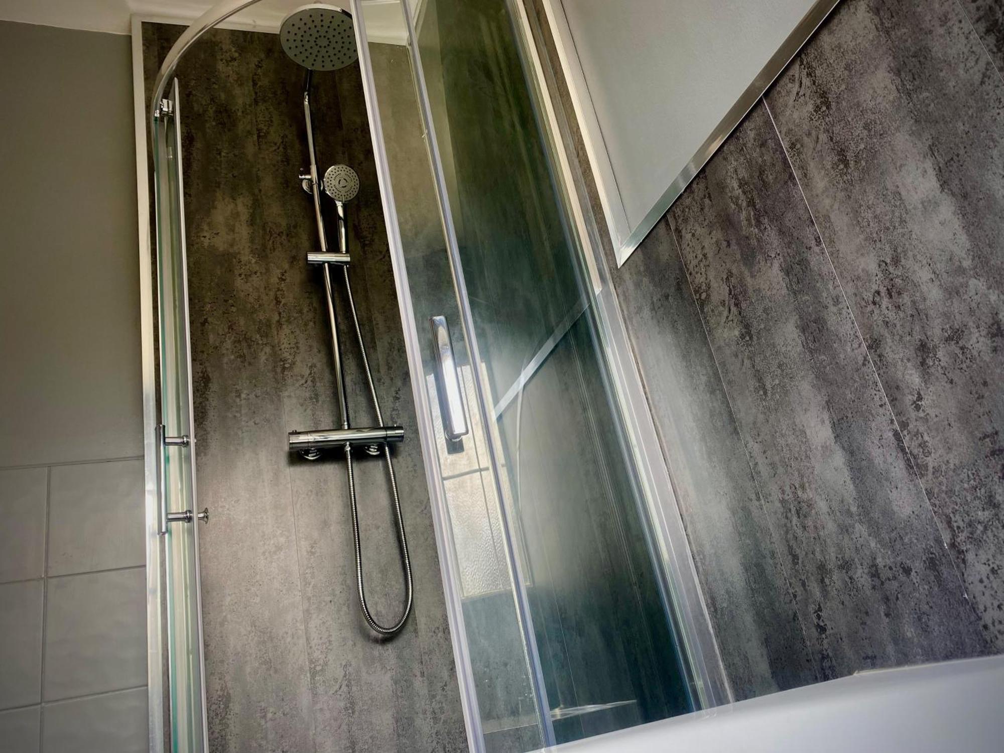 Sleeps10-parking-garden-hottub-petfriendly Holiday home *